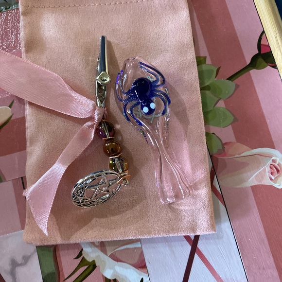 When A Woman Smokes Travel Kit 💨 - Picture 9 of 12